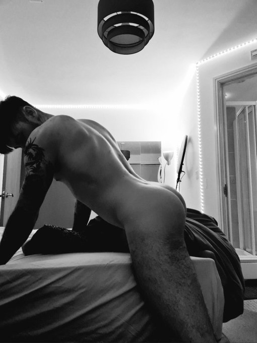 James Hinchliffe - one more 🍑pic for humpday https://t.co/kB7gAmqhuC