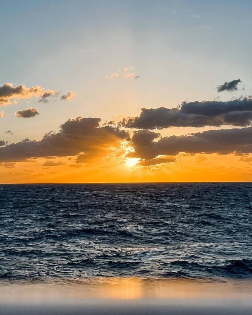 There’s something about cruise sunsets…⁣
One thing I love about cruising is sunsets on the water. It’s soothing to watch the day come to a close with the sound of water and waves.⁣
⁣
Do you have an epic sunset spot that you remember fondly?⁣

#sun… instagr.am/p/CqVqZBWOql3/