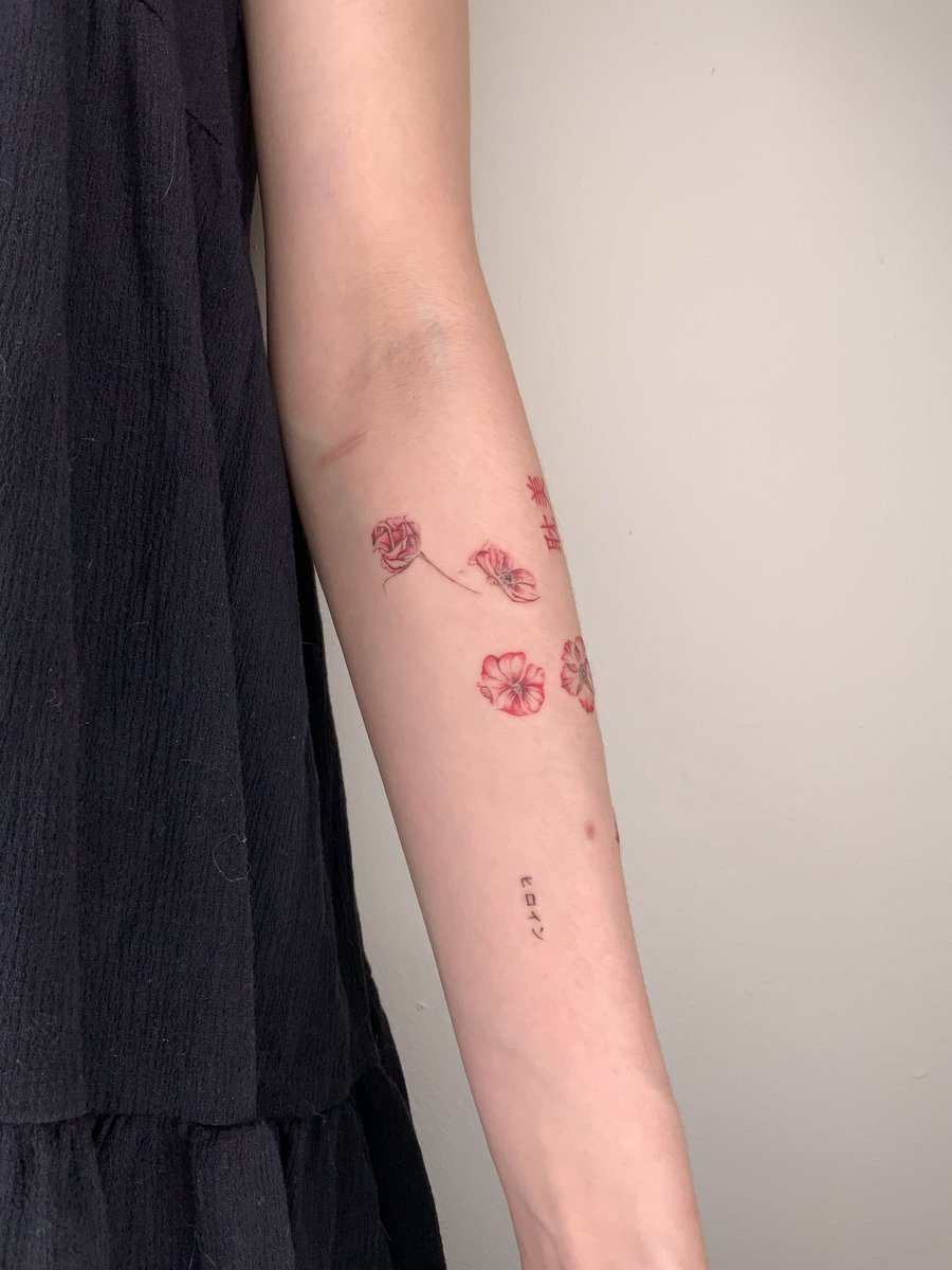 _nanyeon's tweet photo. Lettering and flowers

#lettering #flowertattoo #colortattoo #redtattio #seoultattoo #finetattoo #planttattoo #drawingtattoo #tattoogirl #bkktattoo #latattoo #tokyotattoo #nyctattoo #tattoo #タトゥー #タトゥー女子 #東京タトゥー https://t.co/S5yD0wr6Gw