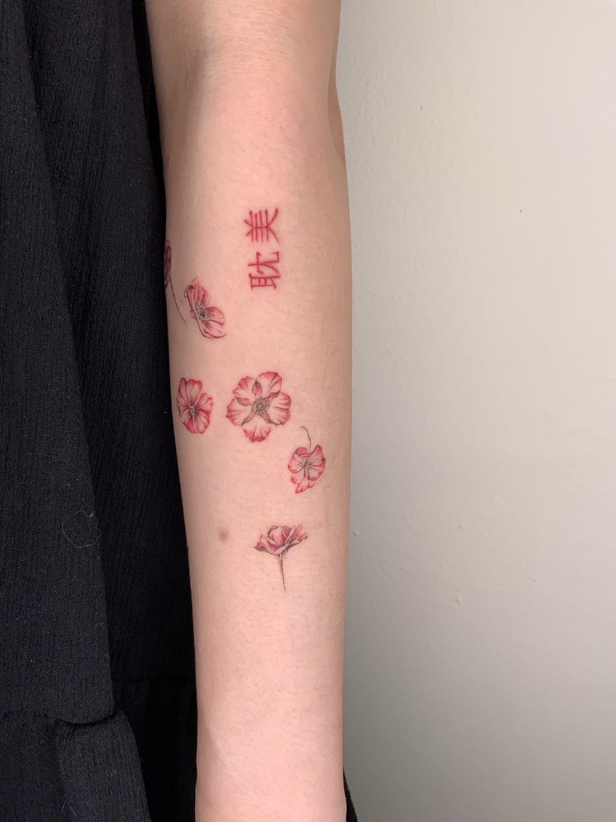 _nanyeon's tweet photo. Lettering and flowers

#lettering #flowertattoo #colortattoo #redtattio #seoultattoo #finetattoo #planttattoo #drawingtattoo #tattoogirl #bkktattoo #latattoo #tokyotattoo #nyctattoo #tattoo #タトゥー #タトゥー女子 #東京タトゥー https://t.co/S5yD0wr6Gw