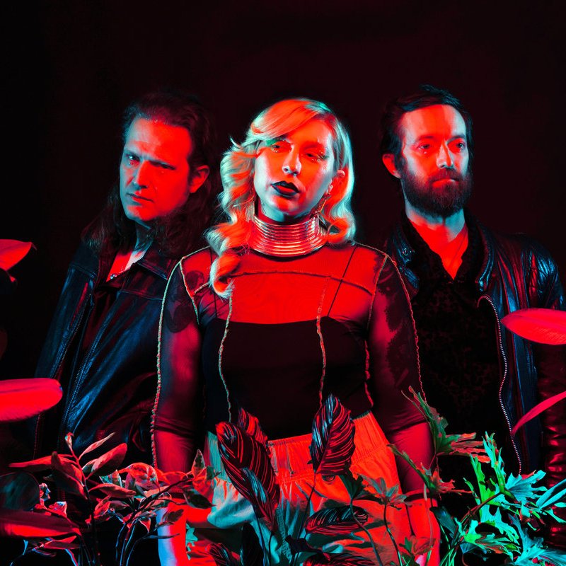 Relapse Records le da la bienvenida a Troller, el trío de Austin asociado a S U R V I V E que combina su esencia goth con el shoegaze e industrial.

Escuchen "Out Back" como primer adelanto del álbum 'Drain' bit.ly/3KgtM0E