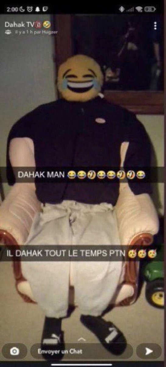 Julienclc's tweet photo. Quand macron après la réforme des retraites a vu Ayem arriver https://t.co/IVyHoeR2KK