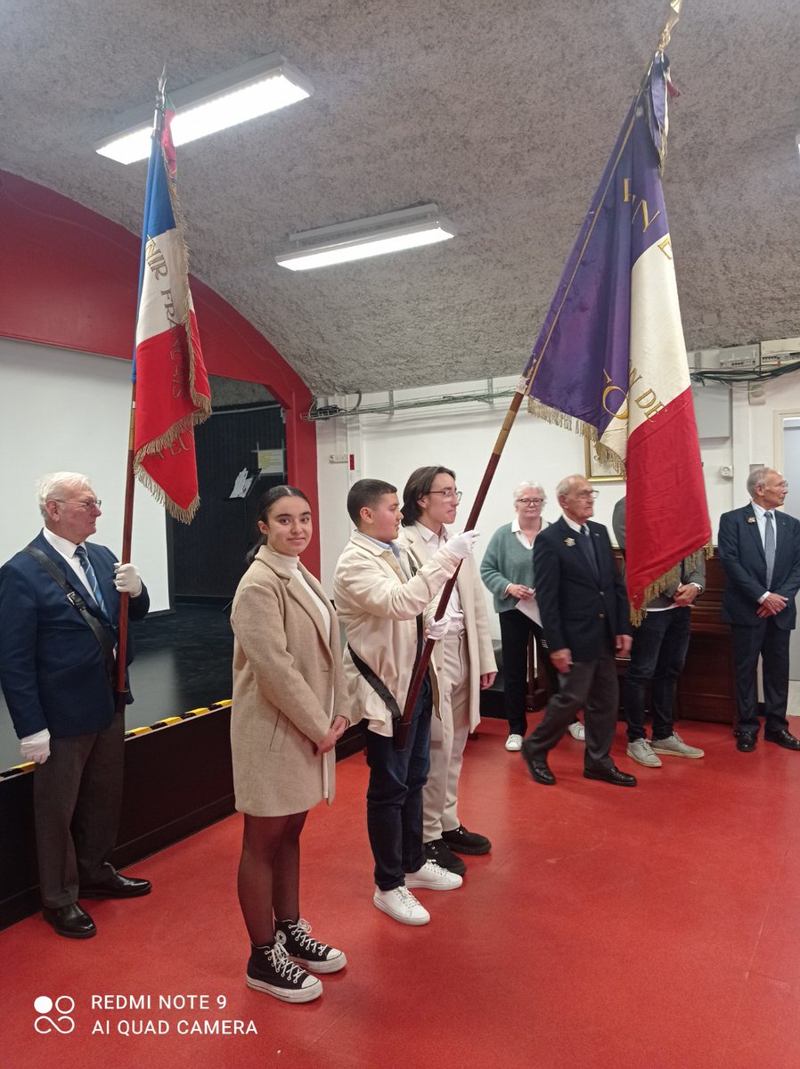 Belle cérémonie de remise du drapeau Rhin et Danube confié par le Souvenir français au <a href="/Lycee_Bonaparte/">Lycée Bonaparte</a> et à 4 jeunes gardes drapeau de la classe CDG. Un très beau discours d'hommage et de reconnaissance  écrit et lu par nos élèves!