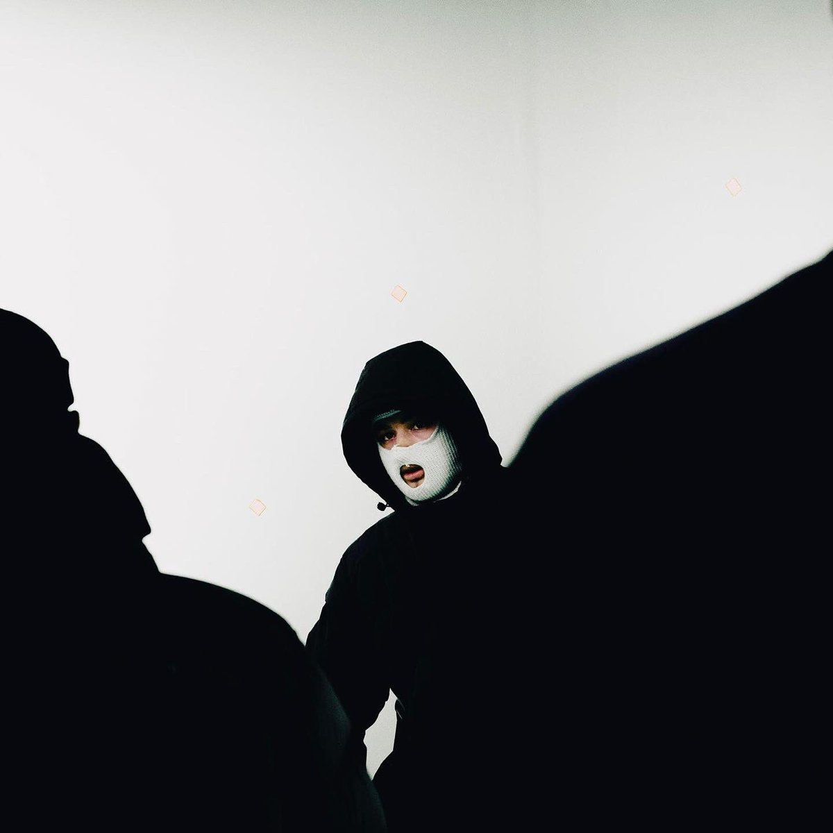 🚨 Luther annonce la sortie de son nouveau projet pour minuit ! 

Il est composé de 3 morceaux.