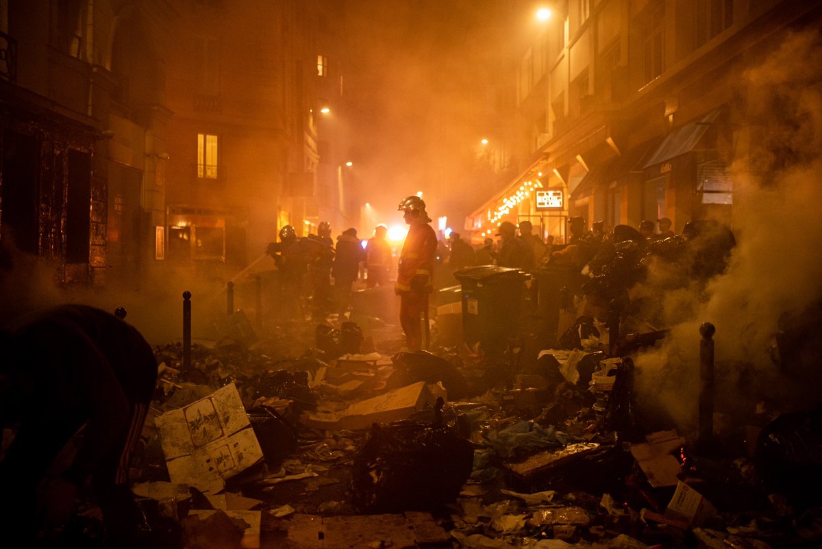 KrthAnna's tweet photo. A firefighter stands in the middle of rubbish during a demonstration against pensions reform, in Paris, on March 23, 2023. #reformedeseetraites #paris 
Shot for @AFPphoto @AFP 📸 https://t.co/cqKPsYj9Vv