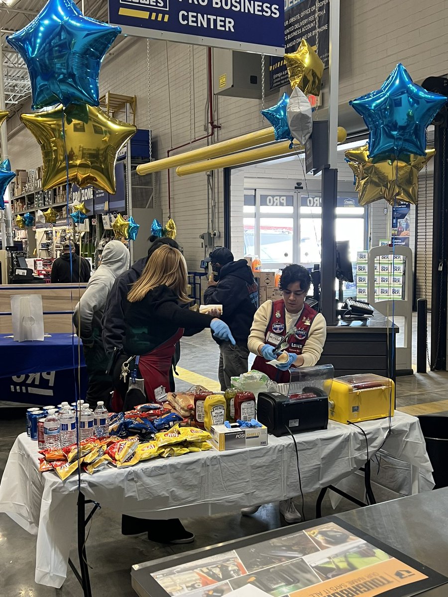 AlyssaG2676's tweet photo. We’re have our Pro Lunch AppreciationParty going on!!! The dogs are going! The music is on blast! And we’re out here dancing!! Come have fun with us!! #ProParty #SuperBayonne #ProAppreciation #We❤️U!!! https://t.co/OQalXqyjT8