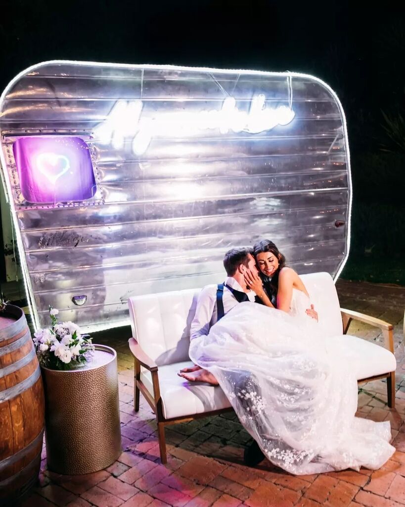 Casual lounge goals ✨ 

Design, Planning, Floristry: @burlapandbordeaux 
Photographery: <a href="/scottclarkphoto/">Scott Clark</a> 
Video: @jeremyfosterfilms 
Venue: @quailranchevents 
Linens: <a href="/dreamsamerica/">Dreams America Linen</a> 
Band: @downbeat.agency 
Cake: @chefsvengarrett 
Photo Booth: @djzekesb 
Catering: @commandpe…