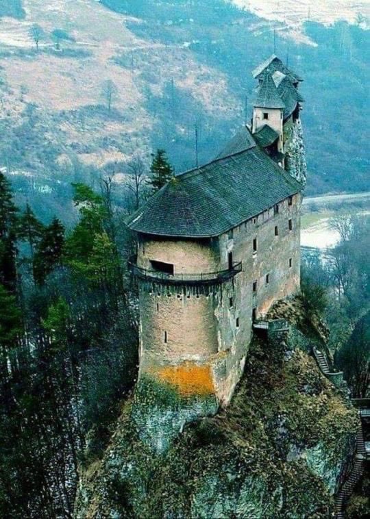 Anc_Aesthetics's tweet photo. Orava Castle, Slovakia https://t.co/6FGUJQiV0w