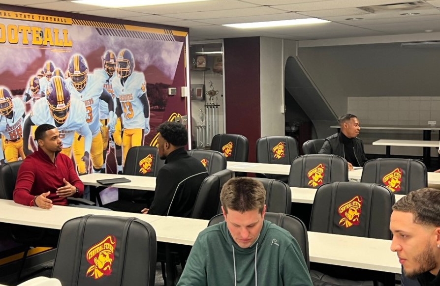 GO_MARAUDERS's tweet photo. Thank you to Tony Medlin, Cameron Reed, Gary Faulcon, Darryl Magee &amp; Thomas Woody of @ChicagoBears for visiting @CentralState87 and providing professional development to our student-athletes! https://t.co/bIKOoo4kZ3