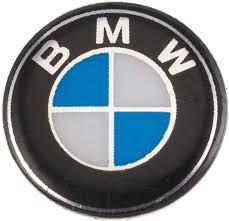 #BMW Pour vendre ses motos plus cher, la marque allemande propose des couleurs affreuses, voyantes, de mauvais goût. Il faut payer 2000€ de + pour disposer d'un coloris sobre. 
BMW, made in arnaque !