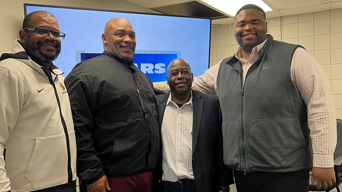 GO_MARAUDERS's tweet photo. Thank you to Tony Medlin, Cameron Reed, Gary Faulcon, Darryl Magee &amp; Thomas Woody of @ChicagoBears for visiting @CentralState87 and providing professional development to our student-athletes! https://t.co/bIKOoo4kZ3