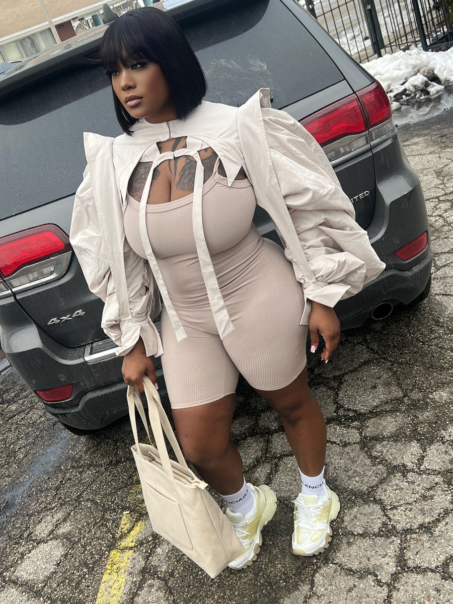 itsdrayanotdrea's tweet photo. Showing up to EVERY problem like I’m the SOLUTION #Future #futureandfriends #onebigpartytour https://t.co/AWGB0xSvc0