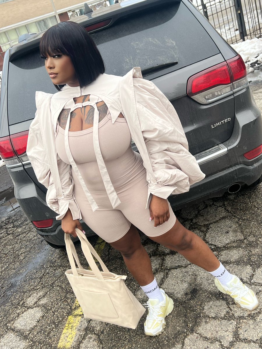 itsdrayanotdrea's tweet photo. Showing up to EVERY problem like I’m the SOLUTION #Future #futureandfriends #onebigpartytour https://t.co/AWGB0xSvc0