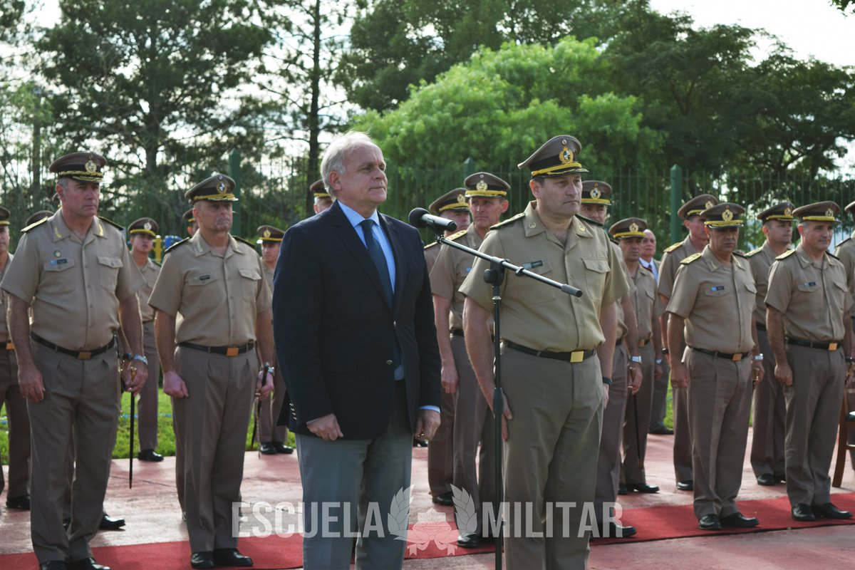 EscMilitarUY's tweet photo. El día de hoy se llevó a Cabo la Ceremonia de Posesión de Cargo del Director de la Escuela Militar. 
Al finalizar, los efectivos desfilaron rindiendo honores a las autoridades.
Le damos la bienvenida al Gral. Pablo González como nuevo Director y despedimos al Cnel. Luis Prantl. https://t.co/b1LbNdeOwG