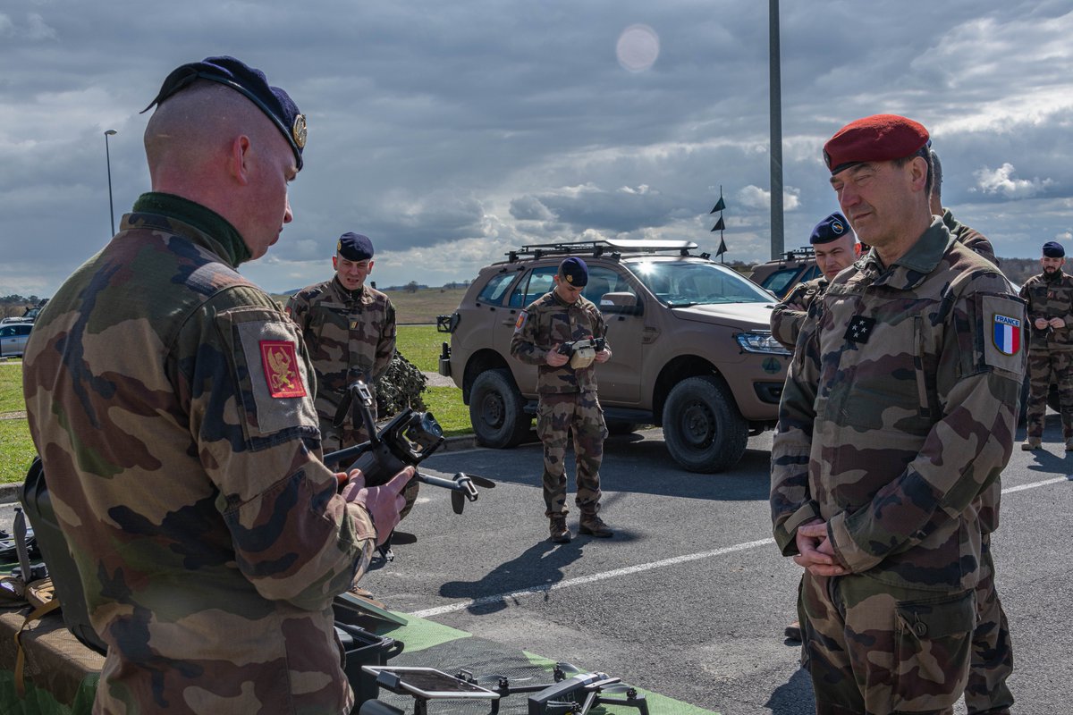 CommandementFOT's tweet image. 📸 Le GCA TOUJOUSE s'est rendu lundi 27 mars au @CDC94ri.
Dans le sillage de sa visite au @COM_E2CIA il y a quelques mois, le #ComFT venait conforter sur le terrain son appréciation de situation de la #PrépaOps dans les FT et faire le point sur les enjeux propres au régiment.