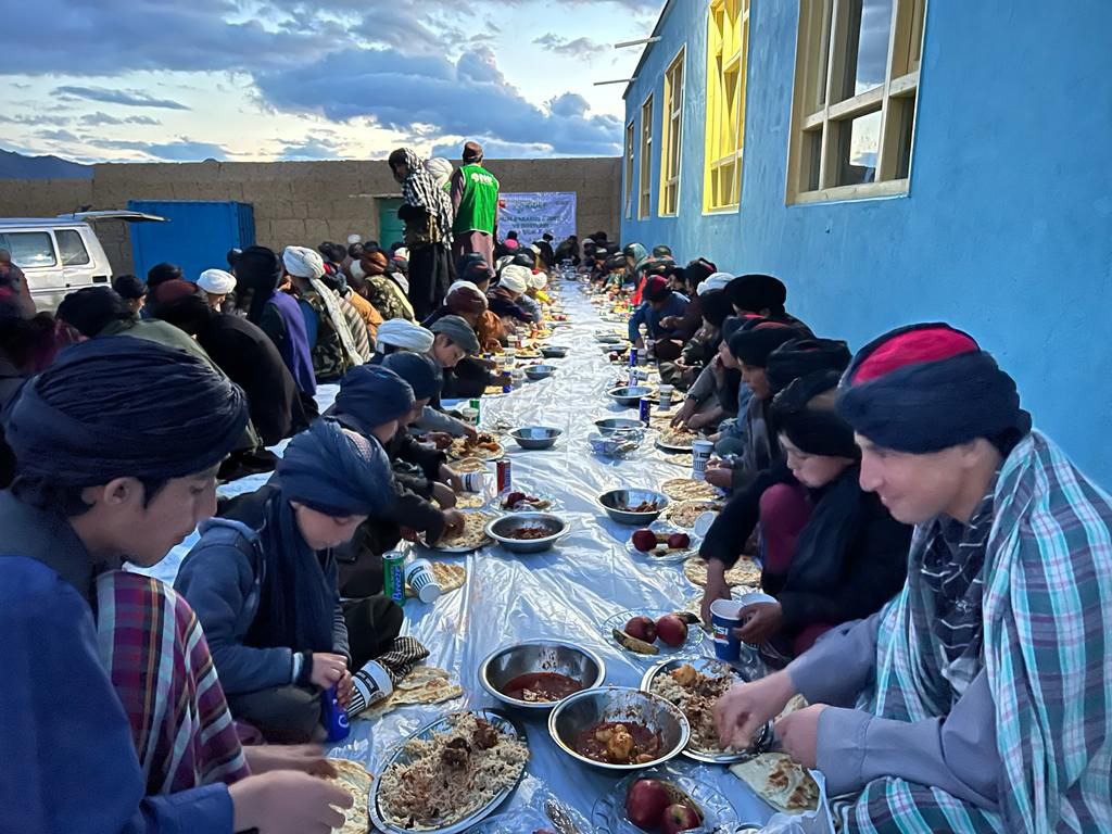 mhmturg's tweet photo. Bu akşam #Afganistan'ın Wardak bölgesinde kardeşlerimizin iftar sofrasına ortak olduk. 

#İyilikSeninle ❤️
🌐 https://t.co/MJV2Yby5l1 #iddef #Kocaeli #izmit https://t.co/4HJdHkTJCx