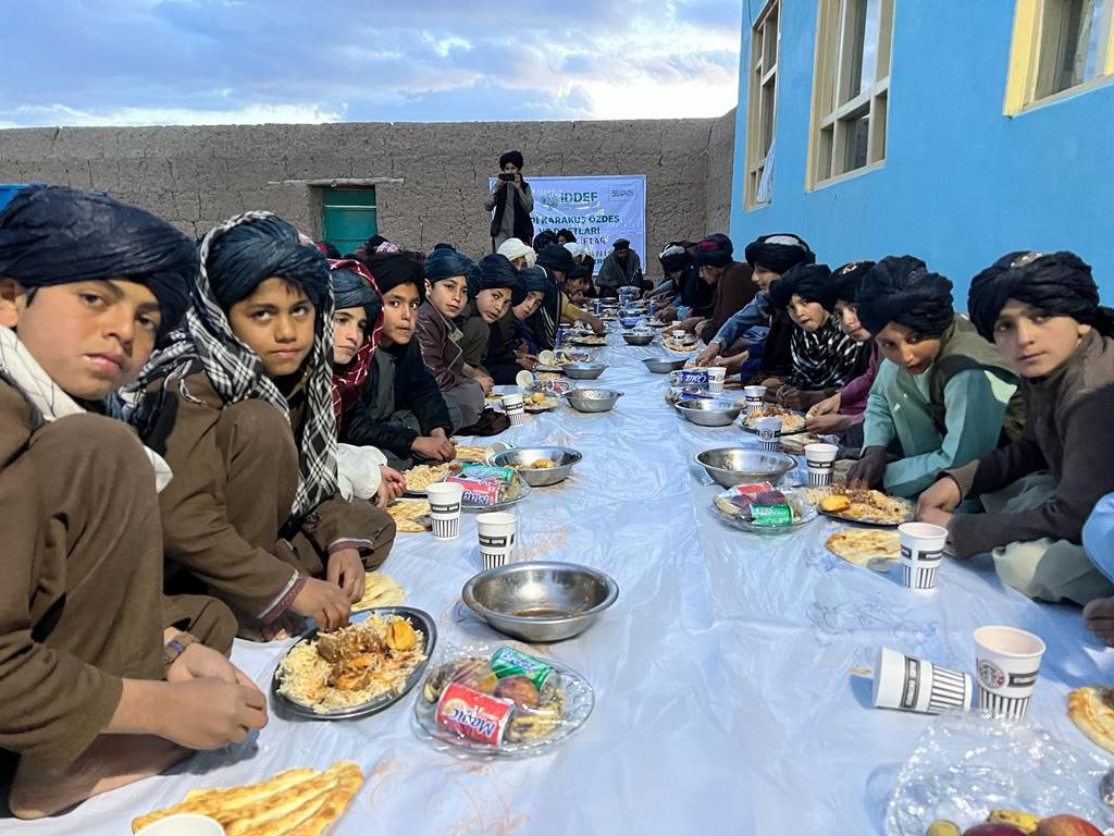 mhmturg's tweet photo. Bu akşam #Afganistan'ın Wardak bölgesinde kardeşlerimizin iftar sofrasına ortak olduk. 

#İyilikSeninle ❤️
🌐 https://t.co/MJV2Yby5l1 #iddef #Kocaeli #izmit https://t.co/4HJdHkTJCx