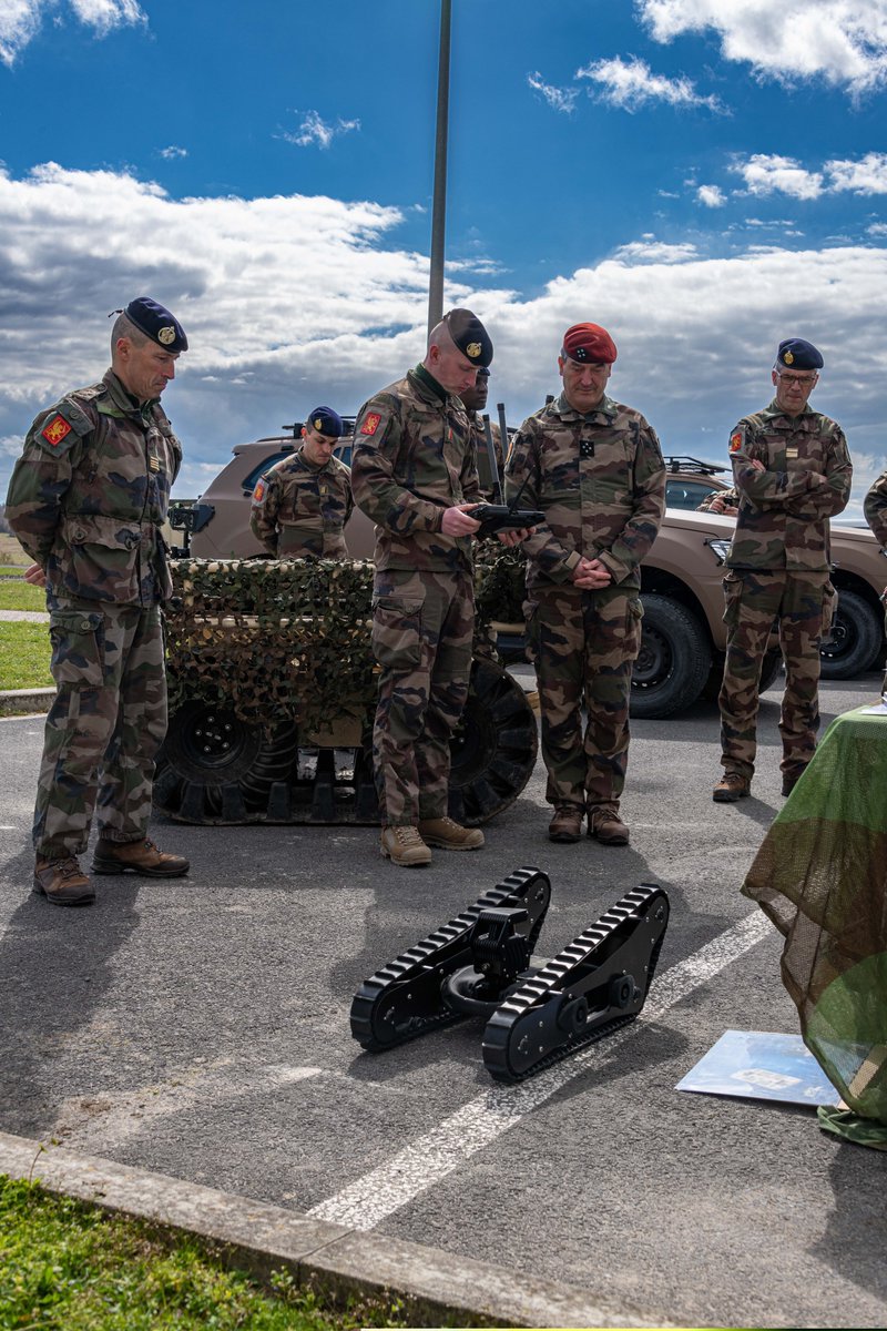 CommandementFOT's tweet image. 📸 Le GCA TOUJOUSE s'est rendu lundi 27 mars au @CDC94ri.
Dans le sillage de sa visite au @COM_E2CIA il y a quelques mois, le #ComFT venait conforter sur le terrain son appréciation de situation de la #PrépaOps dans les FT et faire le point sur les enjeux propres au régiment.