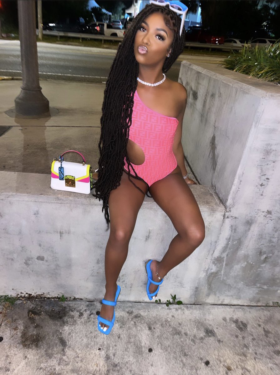 adoree___j's tweet photo. Like damn she in ha MOOD 💕🅿️ https://t.co/A2VIRV3ilm