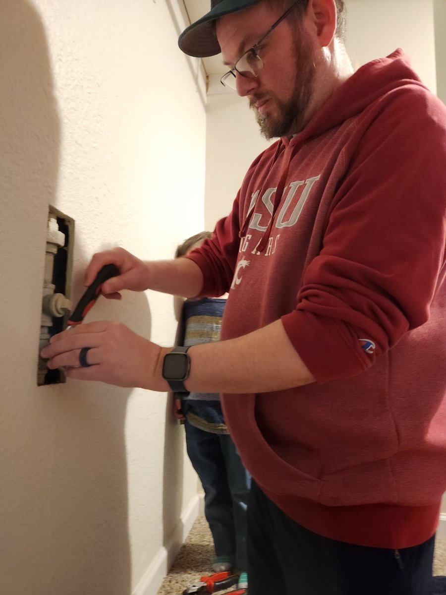 Murffles's tweet photo. "I'm a plumber, baby!" @jakecmelik
#handyman #fixerofthings #homeownership https://t.co/lqAx7j0Z7H