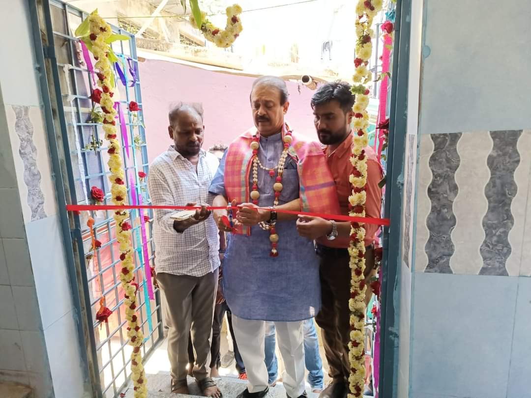 BGUdayBJP's tweet photo. ಸುಧಾಮನಗರ ವಾರ್ಡ್ ನ, ಡಿಸೋಜಾ ಗಾರ್ಡನ್ ನಲ್ಲಿ ನೂತನವಾಗಿ ನಿರ್ಮಿಸಿರುವ ಸಾರ್ವಜನಿಕ ಶೌಚಾಲಯದ ಉದ್ಘಾಟನೆ ನೆರವೇರಿಸಿದೆ.

Inaugrated Newly Built Public toilets at D'Souza Garden, Sudhamnagar ward.

@BJP4India @BJP4Karnataka
@blsanthosh @BSBommai @BSYBJP @JoshiPralhad https://t.co/kKskbrwiKh
