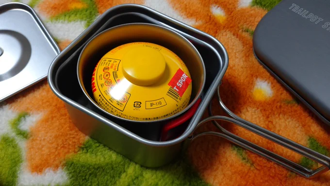 みんな気になるスタッキングについては、後発のトレイルポットがさすがに良くできてます。OD110缶をエバニューの400FDというカップに入れて収納するという定番もすんなりこなします。山クッカーは、大鍋だけなら余裕ですが、小鍋でやろうとすると高さがつっかえて蓋が閉まらない。 