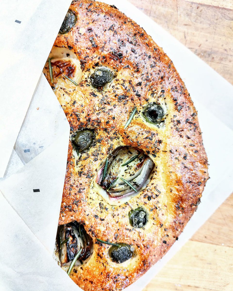 fornocultura's tweet photo. Our #weekend Focaccia Bianca made with Olive Nocellara del Belice, Shallots, Rosmarino, Oregano, Olive oil + Sea Salt. Worth the trek to #kingstwest #fcazz #focacceria #teambread #fornocultura We make Simple Delicious! https://t.co/ZE4naEOmW7