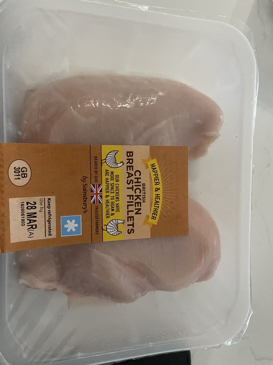 ClassicMoore's tweet photo. @sainsburys when you get your Sainsbury’s delivery and the chicken is already out of date…not even funny that this keeps happening. @Ocado from now on https://t.co/khok4mnup8
