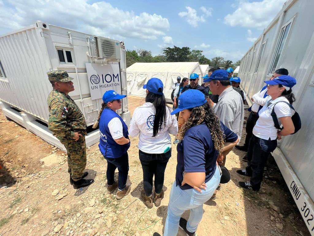 Para fortalecer la cooperación internacional y los esfuerzos del Gobierno de Panamá 🇵🇦 para la atención de personas #migrantes en tránsito por el Darién, representantes del Gobierno de Canadá 🇨🇦visitaron la Estación Temporal de Recepción Migratoria #ETRM de San Vicente