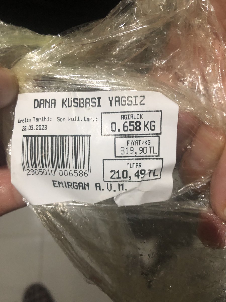 MustafaGuler_'s tweet photo. @EMlNSEN @ispark Ben Binalinin yalancısıyım.Aşağıdaki de daha yeni aldığım kıymanın kg faturası. Genel yorumum çarşı pazar yangın yeri. Vatandaşın durumu çok kötü. 2 yıl öncesiyle alım gücü arasındaki fark dağlar kadar.zengin daha zengin orta direk erimiş fakir daha fakir. https://t.co/YDK6Nnd4Nm