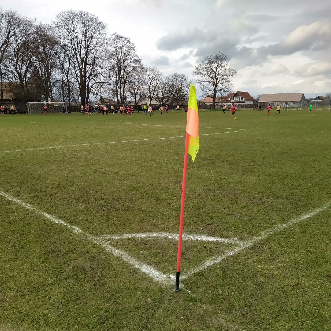Giktnes's tweet photo. Kamp 3 i #FIH6 var et oppgjør i Liga 5 Zona Ciuc mellom AS MÜ Frumoasa og
AS Fisag Ciucsângiorgiu (nr 6 og nr 4 p�� tabellen). Kampen ble spilt på noe som minte mest om en jorde. Klubben hadde ordnet gratis øl og Palinca for hele gjengen, så vi holdt varmen i kulden. https://t.co/PyAhdUKIOR