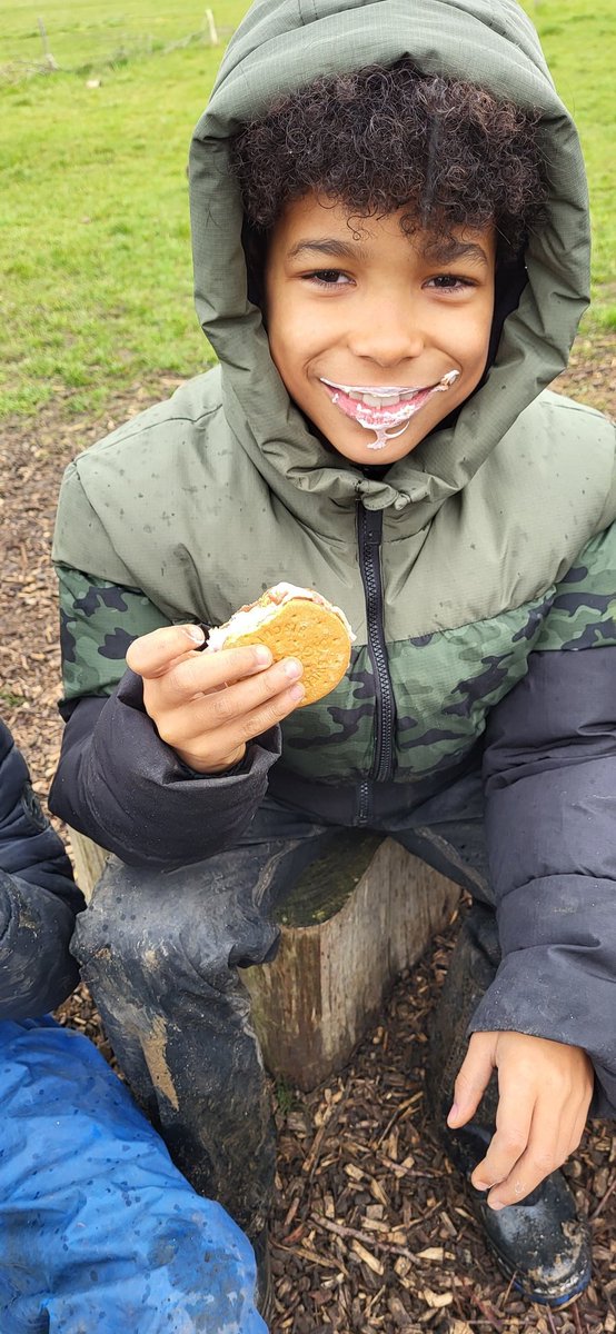 CHForestschool's tweet photo. Final week for Framlingham House and the children have definitely been enjoying the s'mores 😋 Thank you to our wonderful PTA for providing the chocolate biscuits for all our children 👏 #forestschool #smores #firelighting @CH_Curriculum https://t.co/Uf8Fvdw5QR