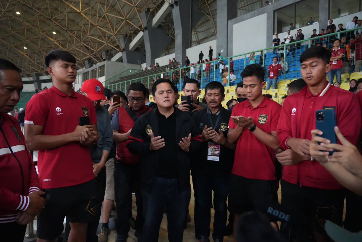 erickthohir's tweet photo. Sebelum berangkat ke bandara dari Stadion Patriot Candrabhaga, saya dan para pemain Timnas U20 berdoa bersama untuk sepak bola Indonesia.

Terima kasih atas dukungan dan kepercayaannya. Insya Allah, esok saya akan berjuang sebaik mungkin untuk masa depan sepak bola Indonesia. https://t.co/H4F4XiyMhB