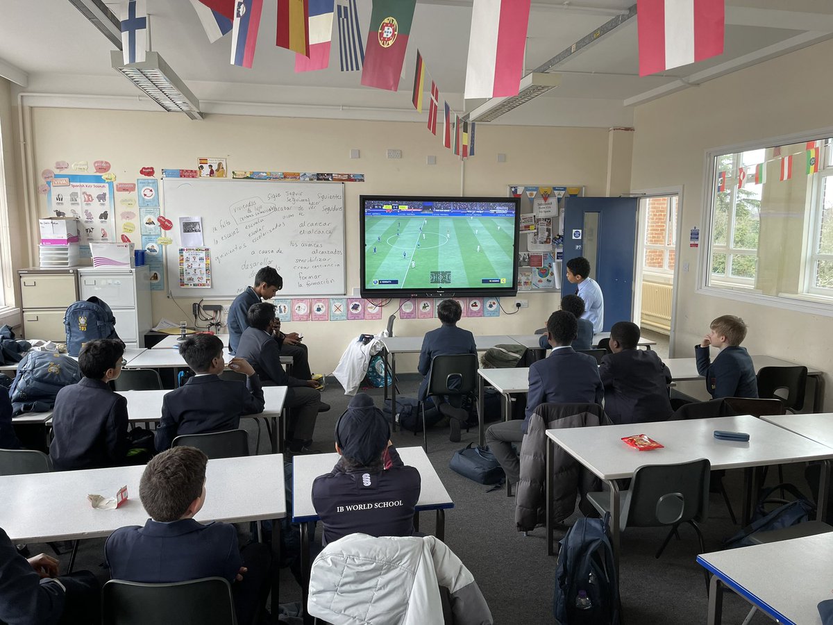 What an incredible fundraiser from 8C! 🎮⚽️🏎️♟️Total raised TBC 💸 but looking like north of £100 ⬆️ A massive thank you to the donors, organisers, and facilitators 🙏🏽 P.S. I lost 1-0 to Mr Brooks, but it was a lucky goal 👀<a href="/DartfordGS/">Dartford Grammar</a> <a href="/CraibMrs/">Mrs Craib</a>