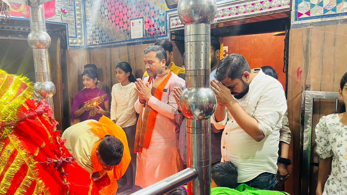 drdharmendrbjp's tweet photo. पूरे दिन जनसंपर्क करने के बाद माता अम्बिका भवानी के दर्शन का सौभाग्य प्राप्त हुआ। माता आप सब पे अपनी कृपा बनाये रखे।
#drdharmendrasingh #सारण_शिक्षक_निर्वाचन_क्षेत्र_उपचुनाव2023 #जनसंपर्क #Chapra #Siwan #Gopalganj #Bettiah #motihari https://t.co/WqiOm0Ru9t