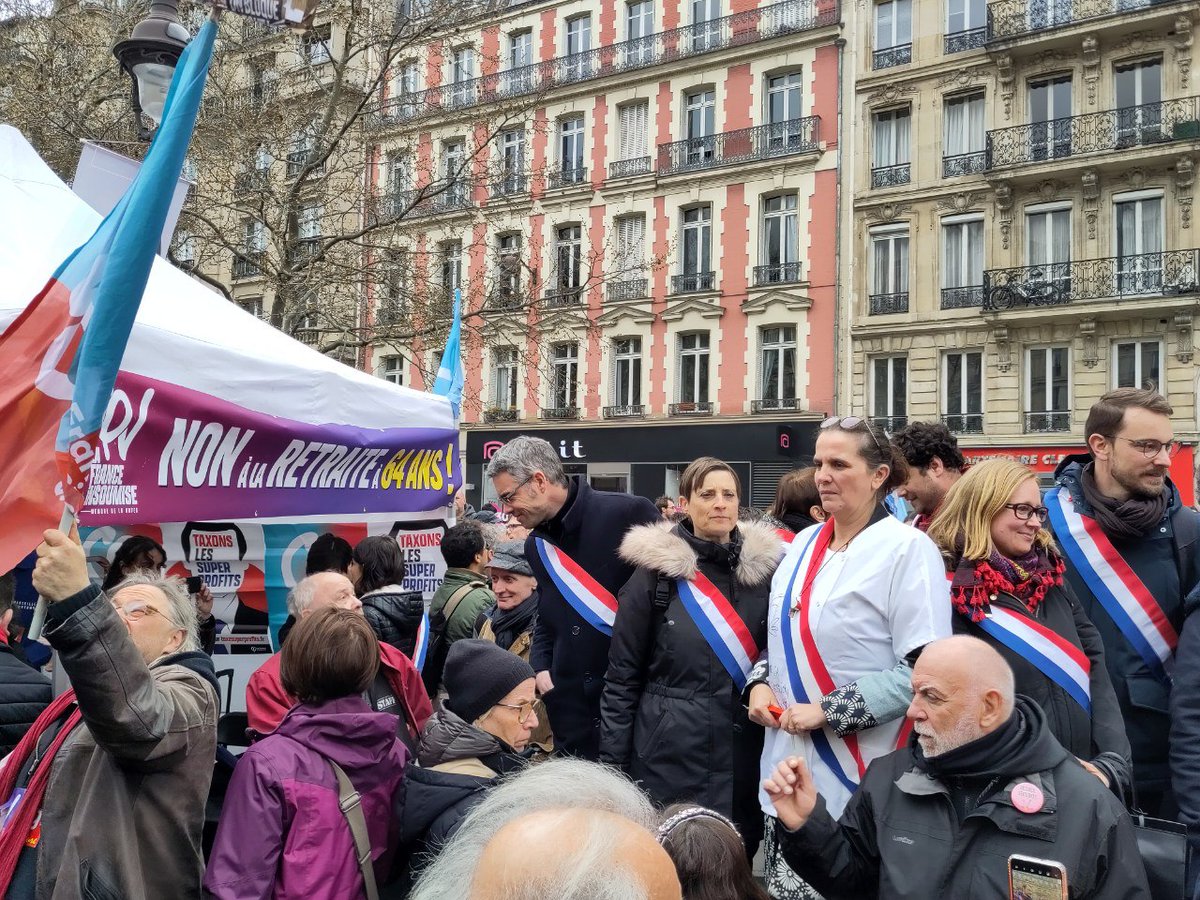 FerrerSylvie11's tweet photo. Encore beaucoup de monde aujourd'hui dans les rues pour arrêter la contre-réforme des retraites !

N'oubliez pas de soutenir les https://t.co/f9tKz5OP95 en grève en suivant ce lien ⬇️

https://t.co/aBojFEQcND

#greve28mars #GrevEvent https://t.co/Da36H1gPOE