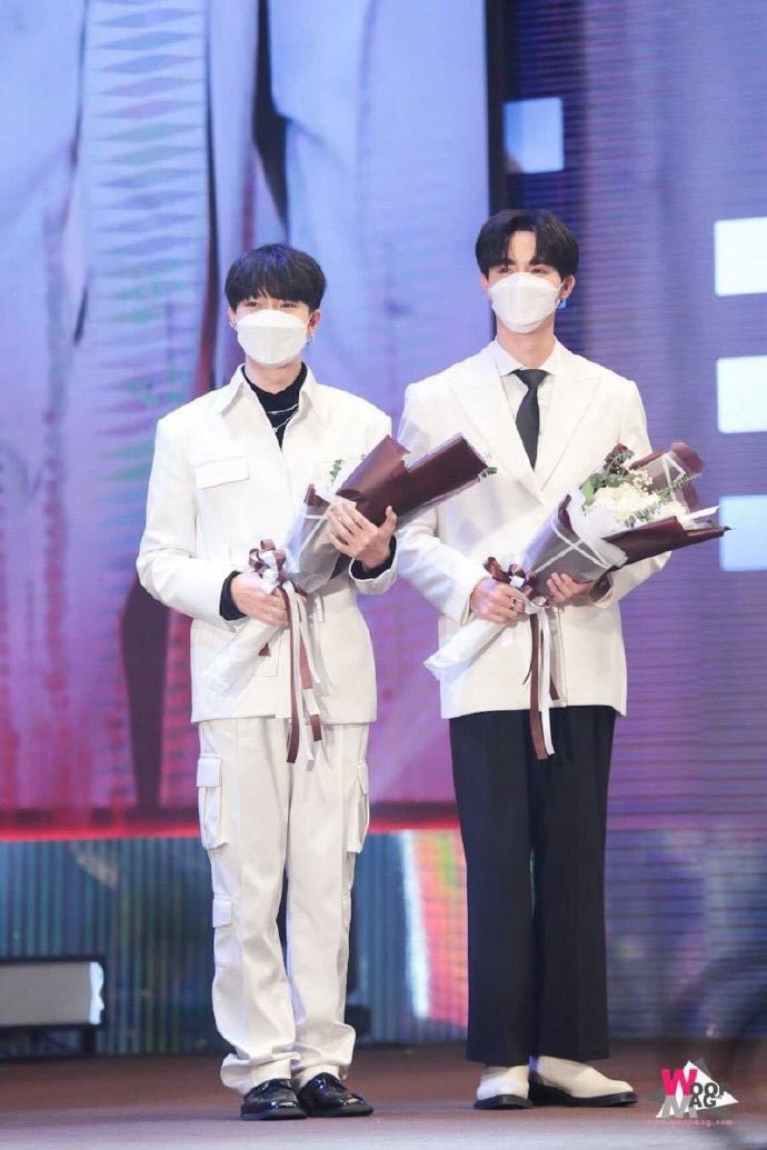 728Tc's tweet photo. Congratulations 🎉🎉🎉
当初捧花的人
如今捧起了奖杯
真棒💙🧡
#คู่แห่งปีคมชัดลึกซีนุนิว https://t.co/0fHxPy0iEu