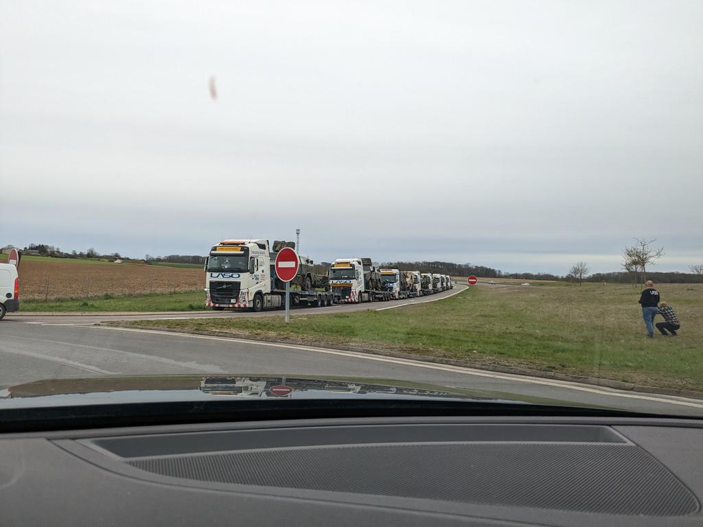 francken's tweet photo. L'armée belge envoie des véhicules vers le Portugal? #A34 #France @RTBFinfo ? Il y a plusieurs convois.. https://t.co/AQoLabNZNs