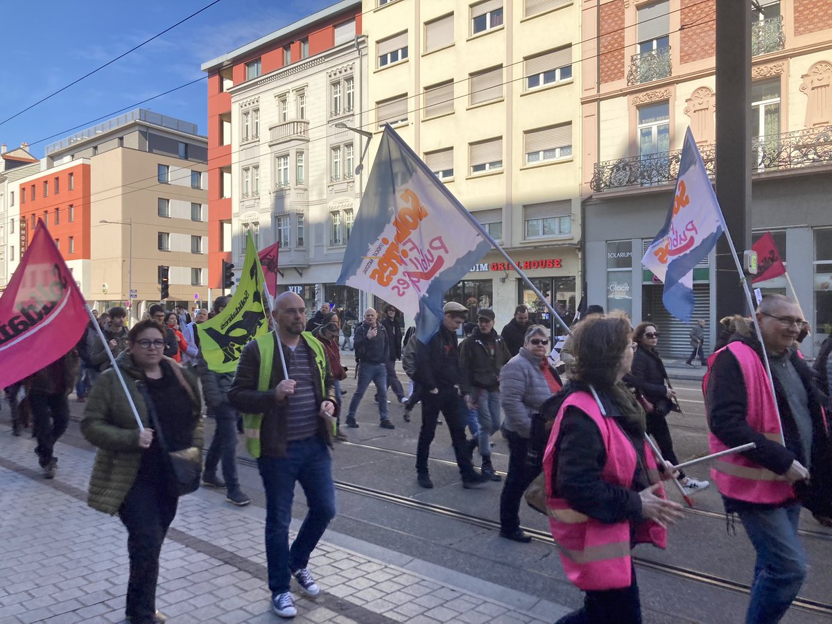 8.000 personnes à Mulhouse, plein de jeunes lycéens dynamiques en renfort ! Très chouette. J’ai hérité du drapeau #Solidaires du coup ✊🏻#NonALaCensureDuGouvernement #NonALaReformeDesRetraites 
#greve28mars