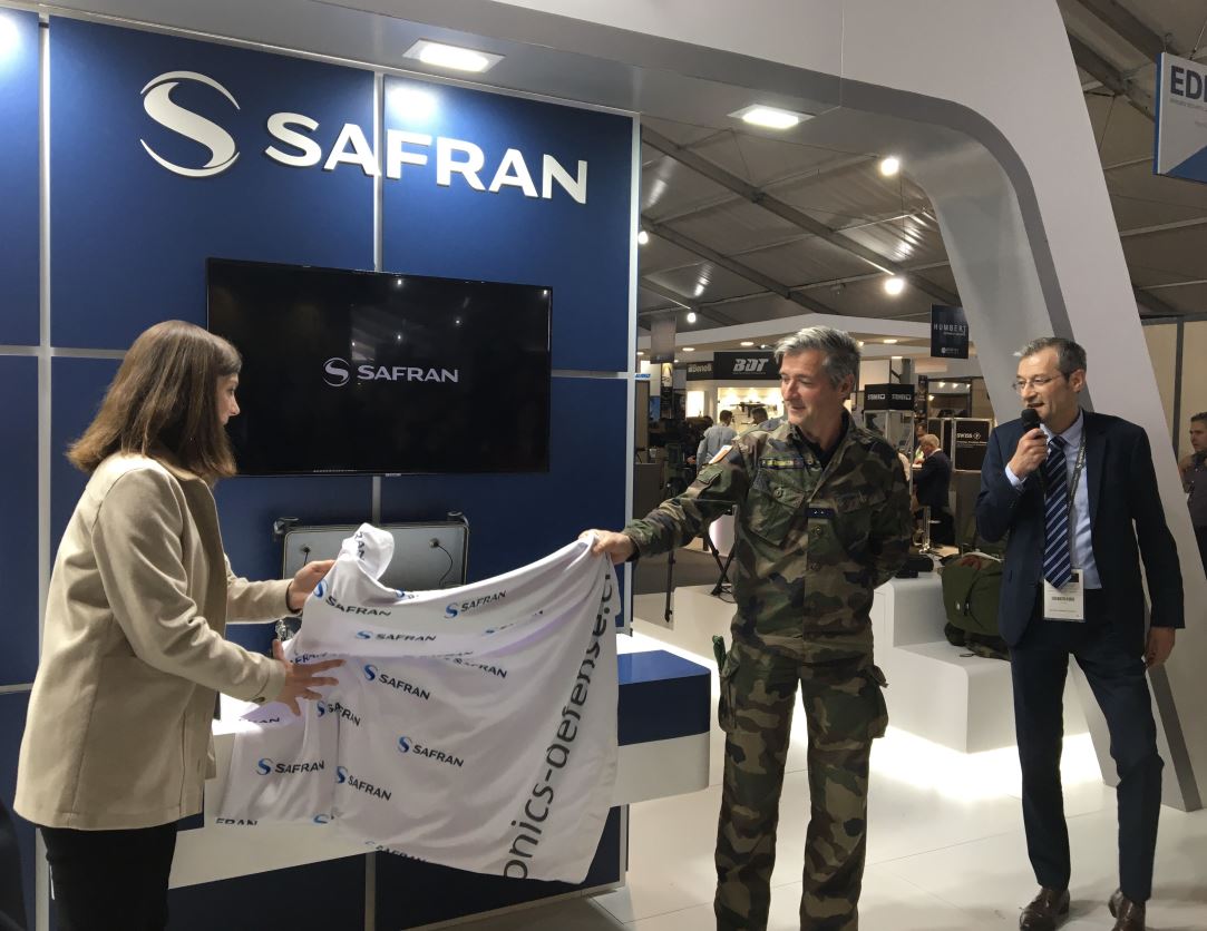 TheatrumBelli's tweet photo. .@SOFINS2  2023 : @SafranElecDef  présente #NAVKITE, nouveau système de Positionnement Navigation Temps résilient, développé avec les #Commandos Marine
https://t.co/ICDiy2mHhd

#FUSCOLAB https://t.co/uI2EB0WObf