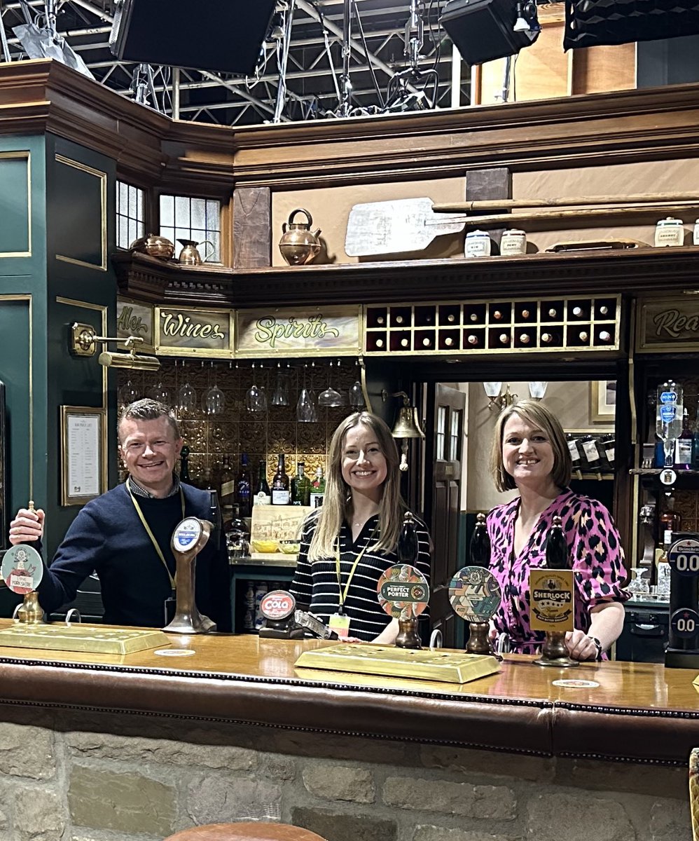 GregDewhurst's tweet image. Pulling a pint at the #Woolpack on the ⁦@emmerdale⁩ set with ⁦@kerriegosneyTV⁩ ⁦@honorcriswick⁩ 🤩