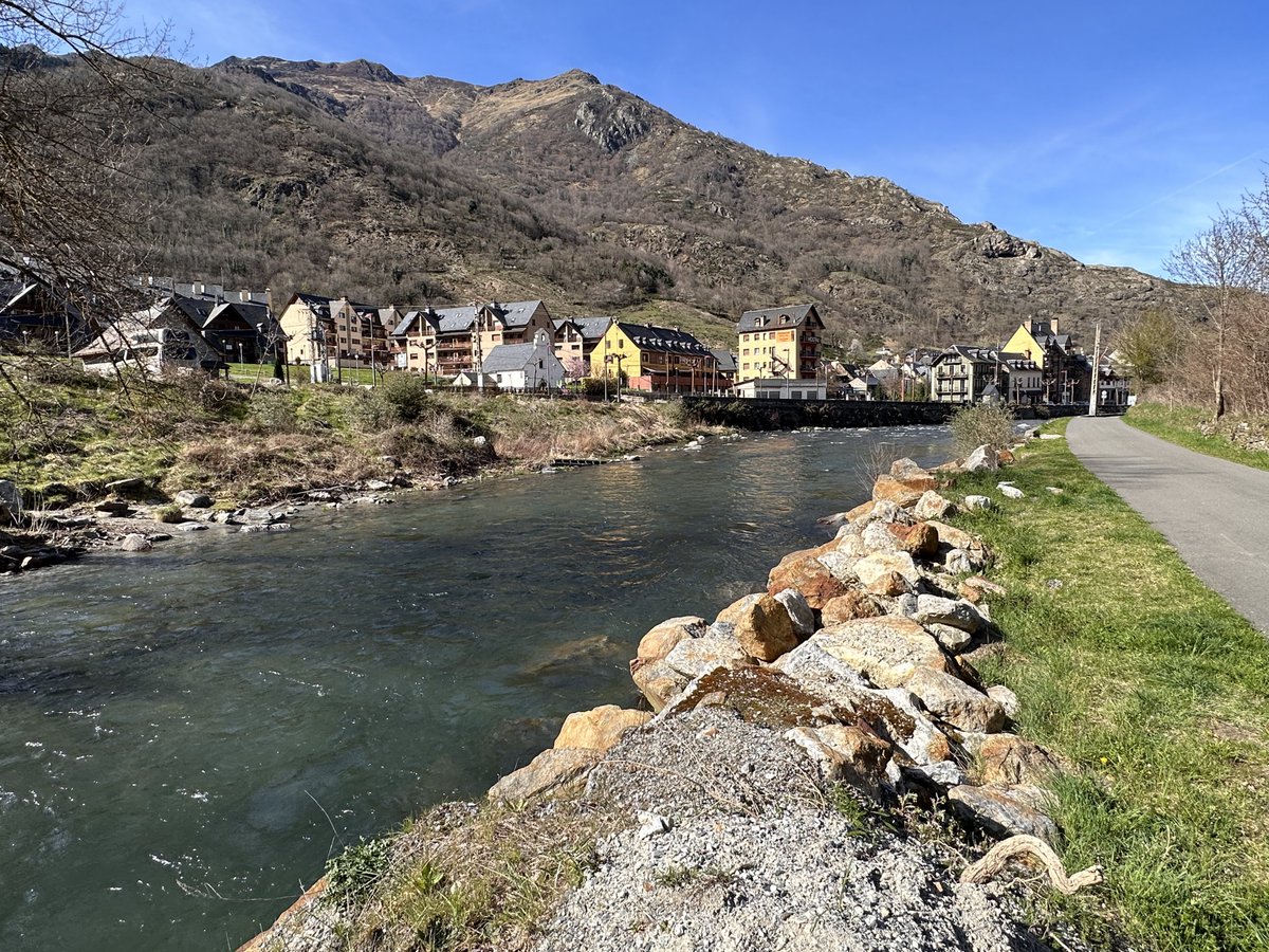 💧Bossòst impulse un nau projècte de proteccion deth pòble dauant des avengudes deth riu Garona, per miei d’ua subvencion dera Agéncia Catalana der Aigua (ACA). 

👉🏼 Er organisme ven de confirmar era ajuda qu’a de perméter definir era actuacion entà rehèr un tram deth mur dret.