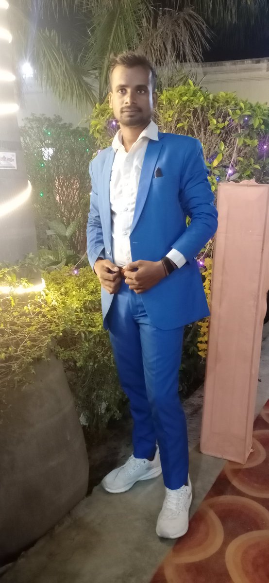 जिसका अता पता तक मालूम ना हो,

उसको सोच कर महसूस करके लिखते रहना इश्क़ हैं।