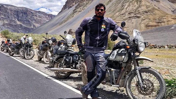 SrikantMatrubai's tweet photo. #ZINDAGINAMILEGADOBARA....
Yogesh Alekari, #Mumbai will be riding his bike from Mumbai to London, a grand 25,000kms in 100 days
He will be passing by Iran, #Turkey, Greece, Italy, Austria, Czech, Germany, Luxemburg, Belgium, #Netherlands, #France and #London!
#InspringIndian https://t.co/F010tONZFe