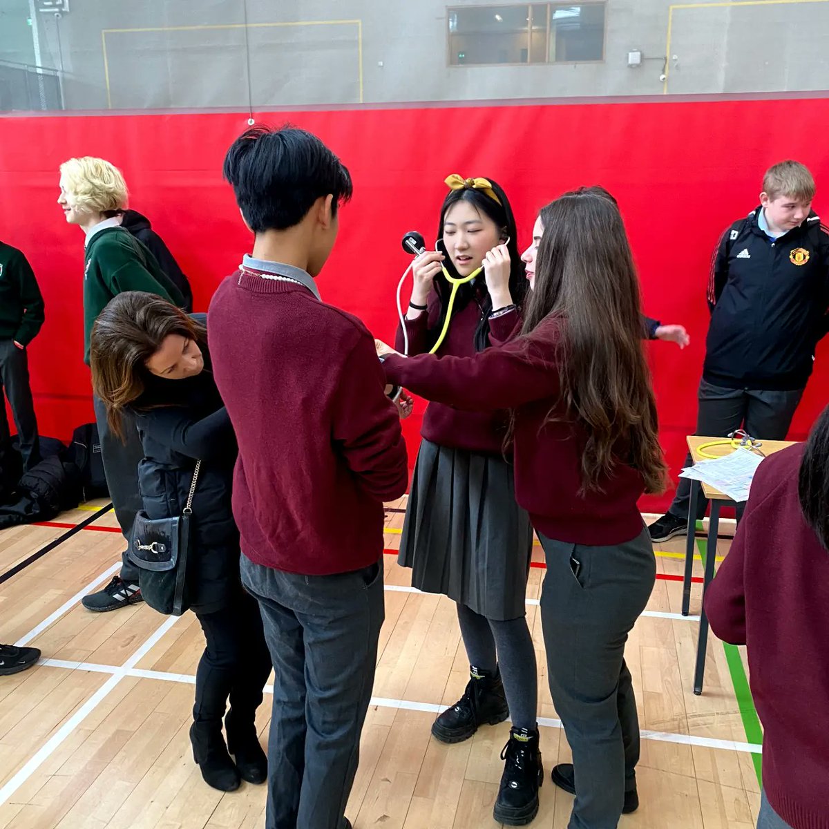 AccessTCD's tweet photo. Another brilliant #MedDay during #HealthandSportsWeek at @tcddublin! 🩺

2nd year students from our linked schools got an insight into the medical profession and first aid from TCD Medicine students! 🥼 https://t.co/aa94p9IiIa