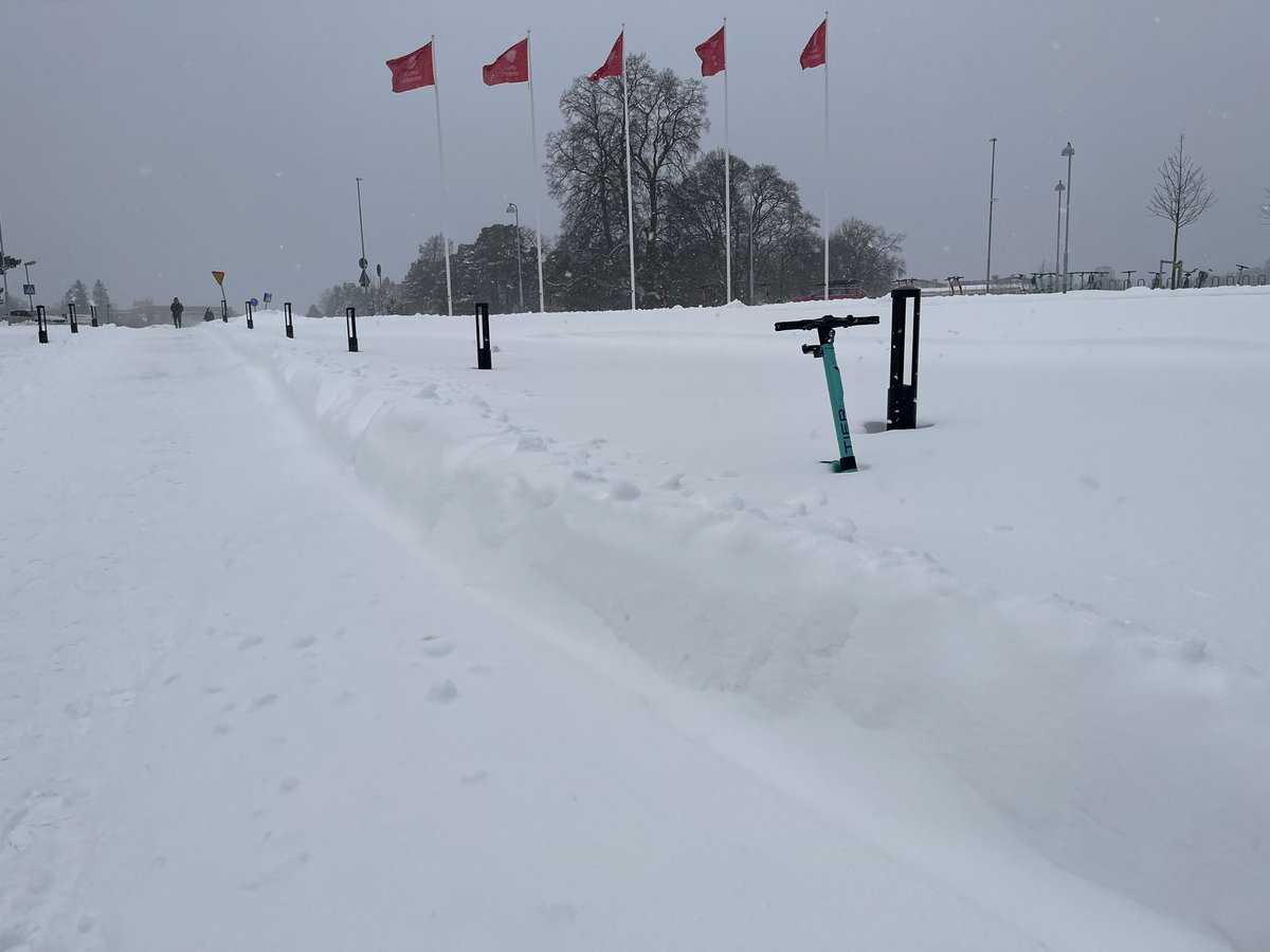 dtrottao's tweet photo. Today I got to work in a #blizzard and I even presented some #shockback project remotely to sunny Pasadena. Loving my time at #IRF working on shocks, made possible by the @imperialcollege FonS researcher mobility #grant. https://t.co/2vO1FbRUnI