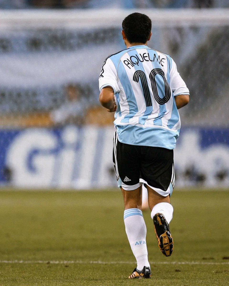fotosroman10's tweet photo. "Cuando escucho que todos comen cereales es puro cuento. Si jugas bien, jugas bien. Tomé mate y comí asado toda mi vida".. 🧠

✍🏻: Juan Román Riquelme. https://t.co/g84jBv2Fkh