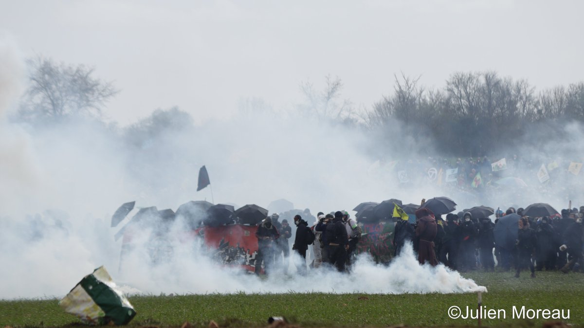 [PHOTO]#manifestation du 25/03/23 à #SainteSoline contre les #megabassines par #BassinesNonMerci. (1/9)