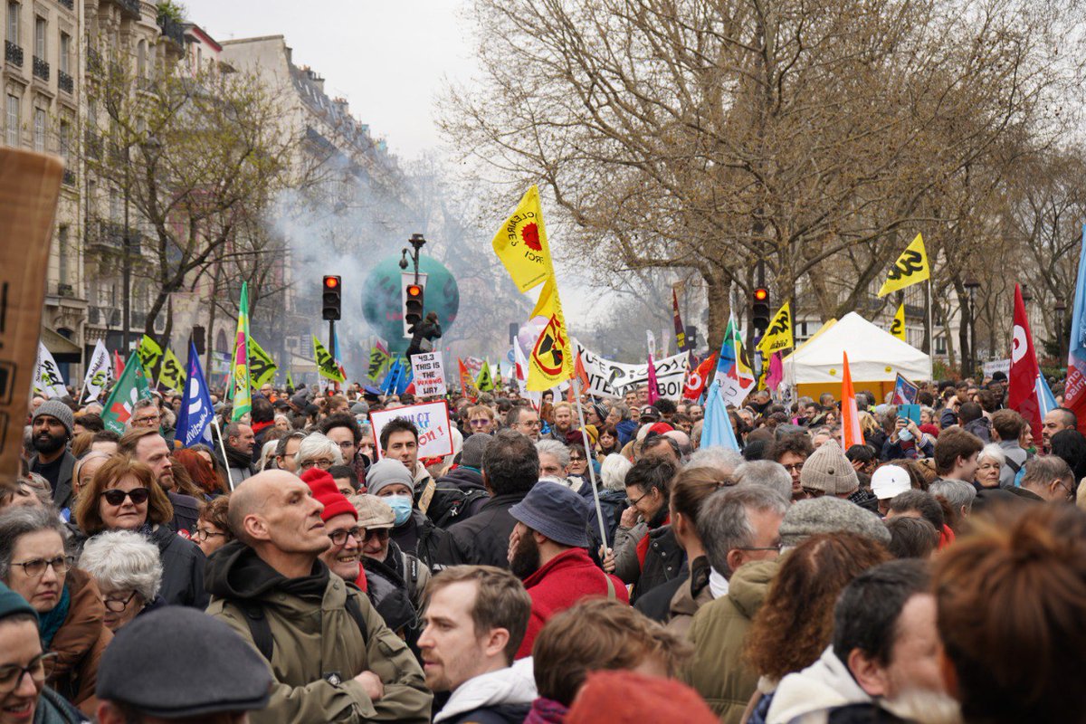 FranceInsoumise's tweet photo. 🔥 THREAD : 12è journée de mobilisation dans cette bataille historique contre la retraite à 64 ans. #Manif28Mars

⚡️ Une fois de plus, les Français sont descendus dans la rue, partout en France, pour faire reculer Macron et son gouvernement. 

#GrevEvent https://t.co/Yy2Zb7r9FB