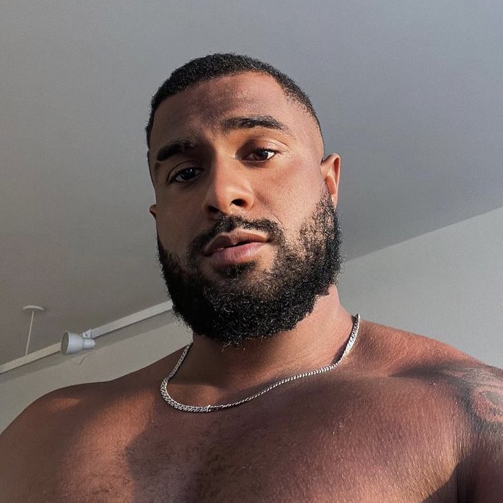 choquei's tweet photo. 🚨FAMOSOS: Baco Exu do Blues responde internautas que disseram que ele foi com uma roupa básica pro Lollapalooza: “Sou bonito, posso ir básico” https://t.co/gWZT0EjKXy
